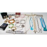 A GOOD COLLECTION OF VINTAGE COSTUME JEWELLERY