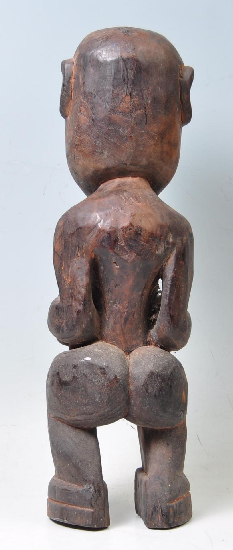 A group of three 20th century antique hand carved wooden figure and masks to include hardwood male - Bild 4 aus 12