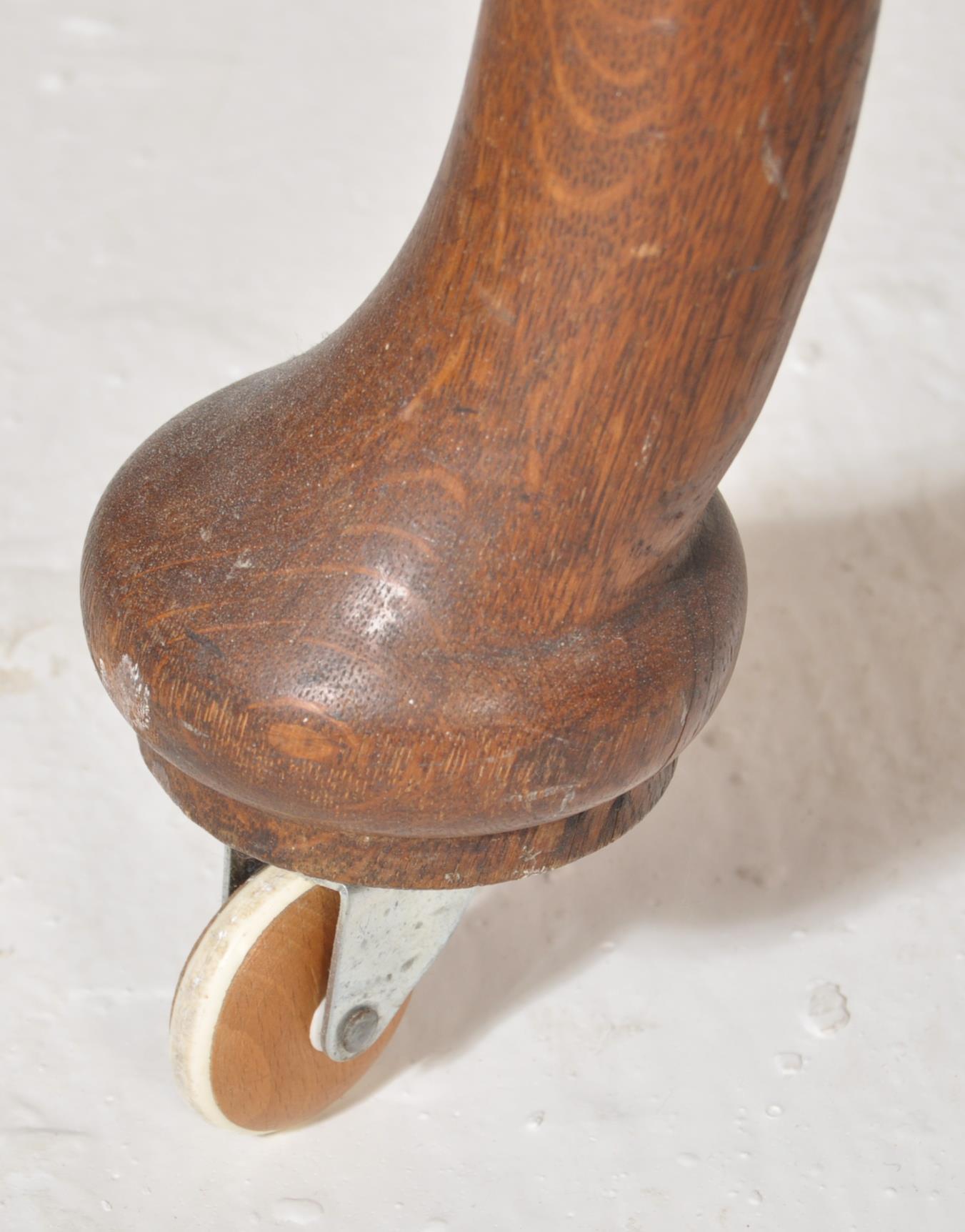 An Edwardian early 20th century oak draw leaf extending dining table and chairs complete with two - Image 5 of 5