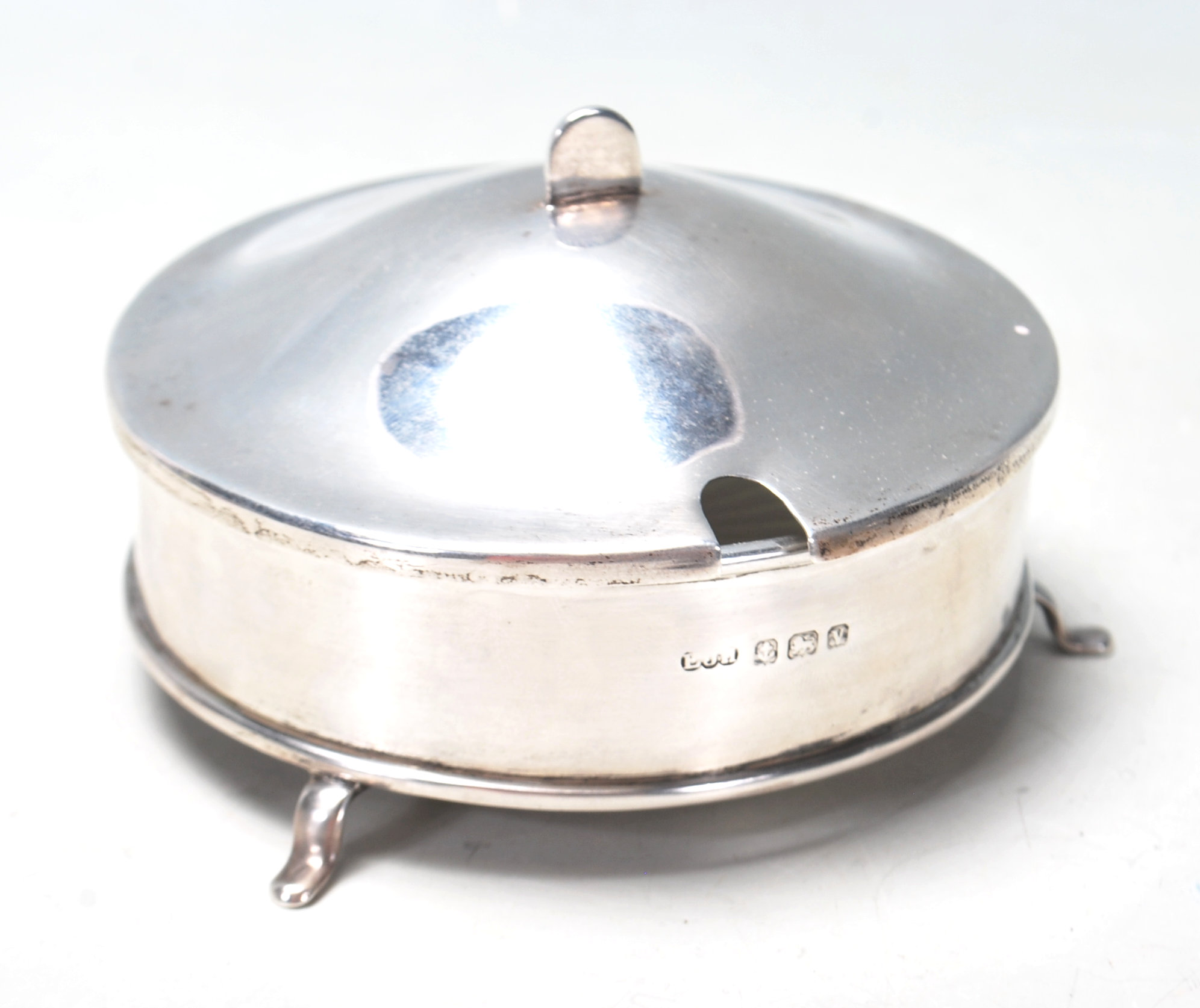 A SILVER HALLMARKED 1945 SUGAR BOWL.