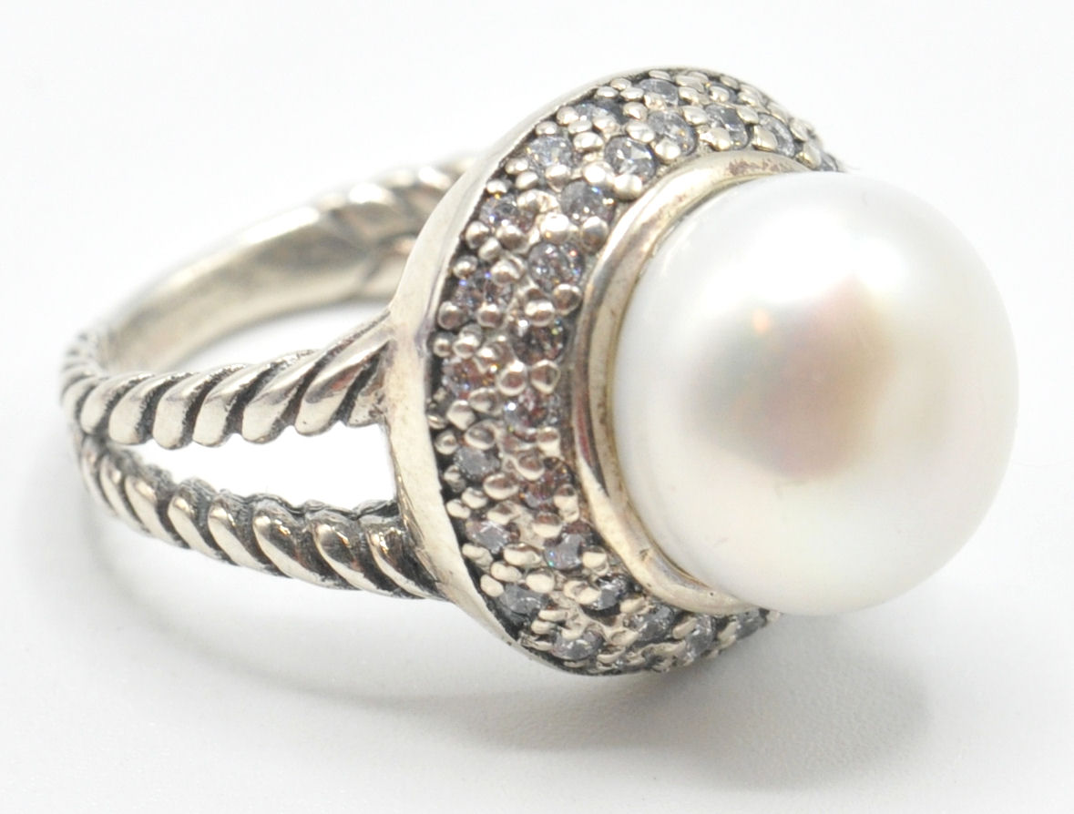 A STAMPED 925 SILVER FRESHWATER PEARL RING SET WITH CUBIC ZIRCONIA