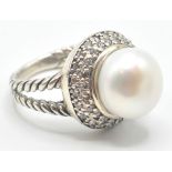 A STAMPED 925 SILVER FRESHWATER PEARL RING SET WITH CUBIC ZIRCONIA