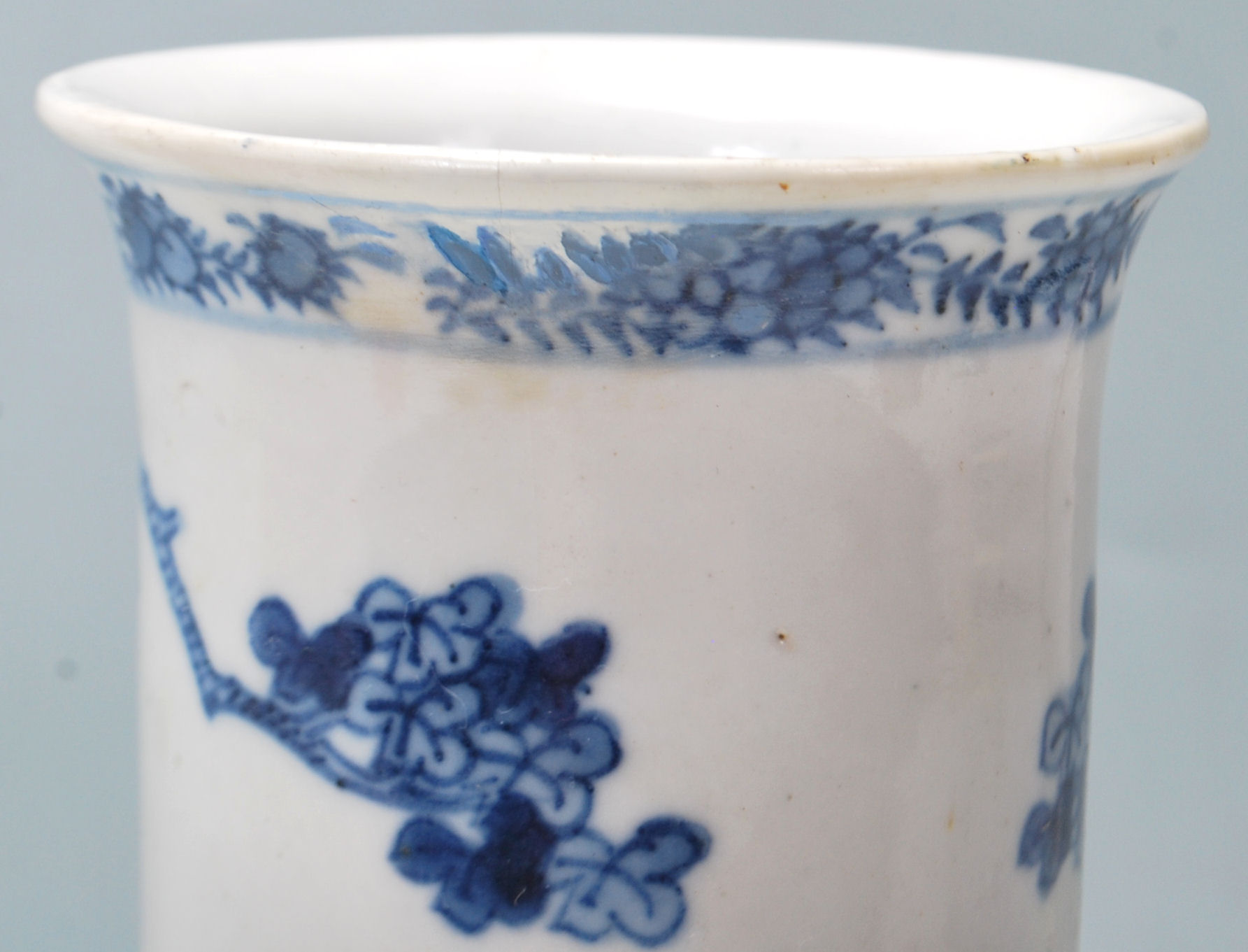 CHINESE BLUE AND WHITE CYLINDRICAL VASE - Image 4 of 6