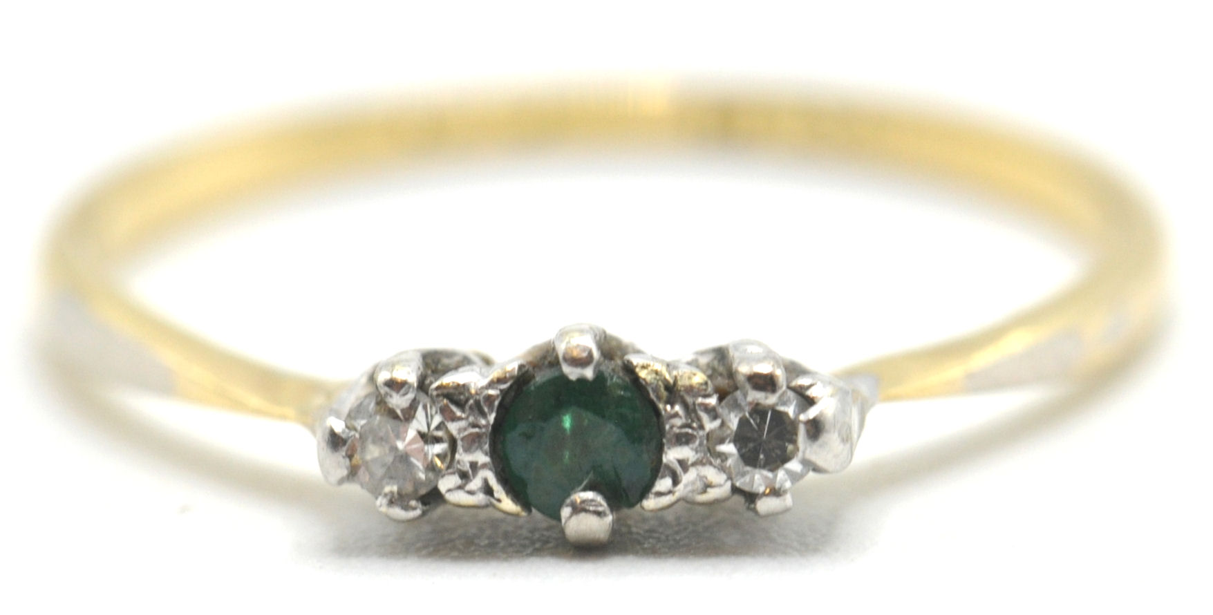 A hallmarked 18ct gold and platinum ring set with a green central stone flanked by 2 white stones. - Image 2 of 7