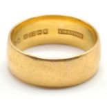 A hallmarked 22ct gold wedding band ring of a plain form. Hallmarked Birmingham 1987 with makers