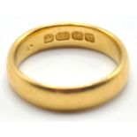 A hallmarked 22ct gold wedding band ring of a plain form. Hallmarks for Birmingham 1919. Weight: 6.