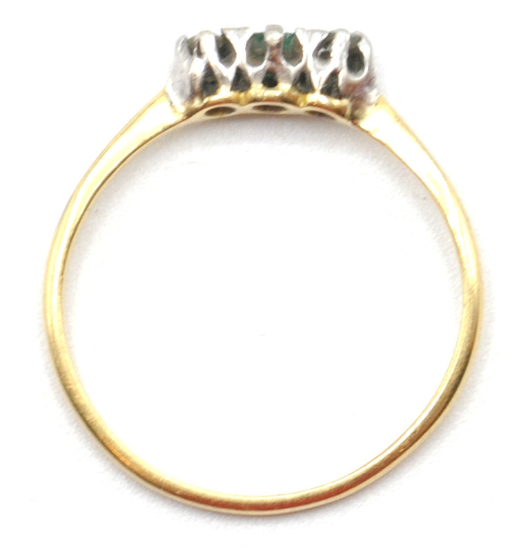 A hallmarked 18ct gold and platinum ring set with a green central stone flanked by 2 white stones. - Image 7 of 7