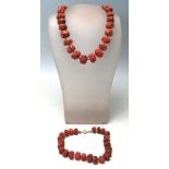 A VINTAGE CORAL BEAD NECKLACE