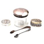 GROUP OF SILVER AND SILVER WHITE METAL ITEMS