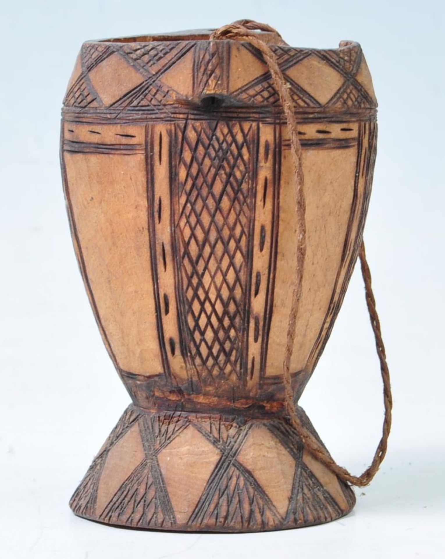 A large quantity of early 20th century mixed tribal wooden traditional items / ware to include, - Bild 64 aus 96