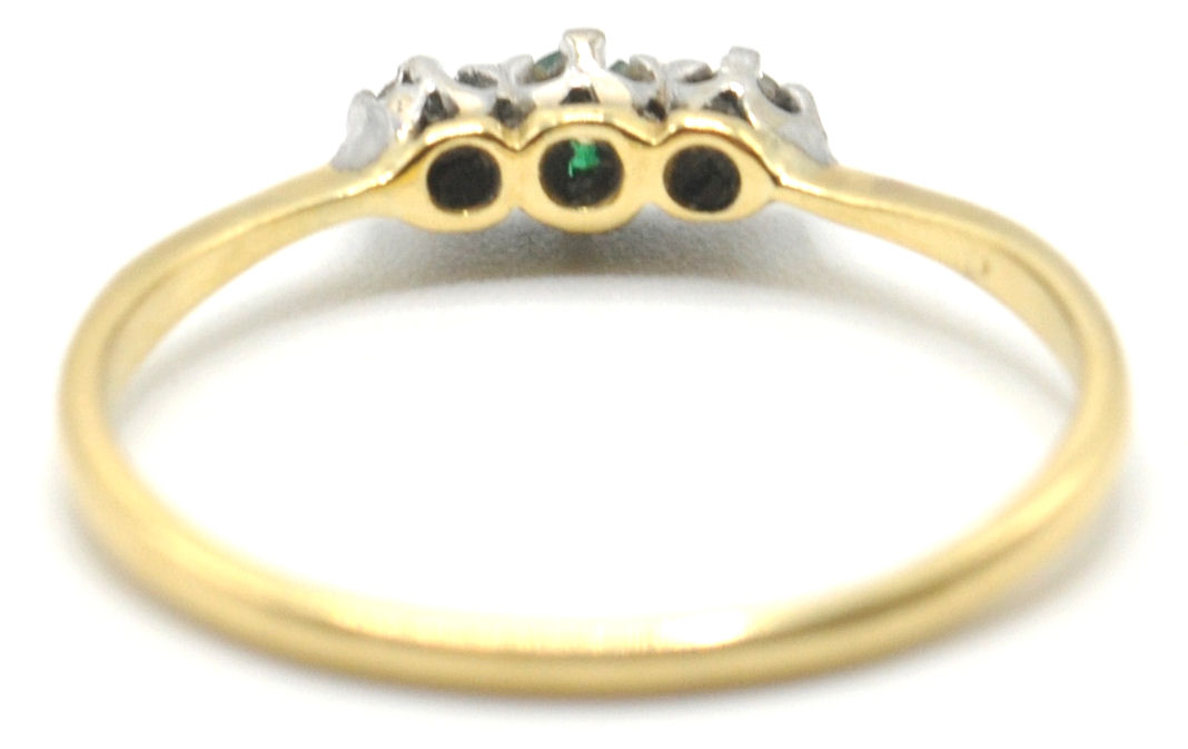 A hallmarked 18ct gold and platinum ring set with a green central stone flanked by 2 white stones. - Image 4 of 7
