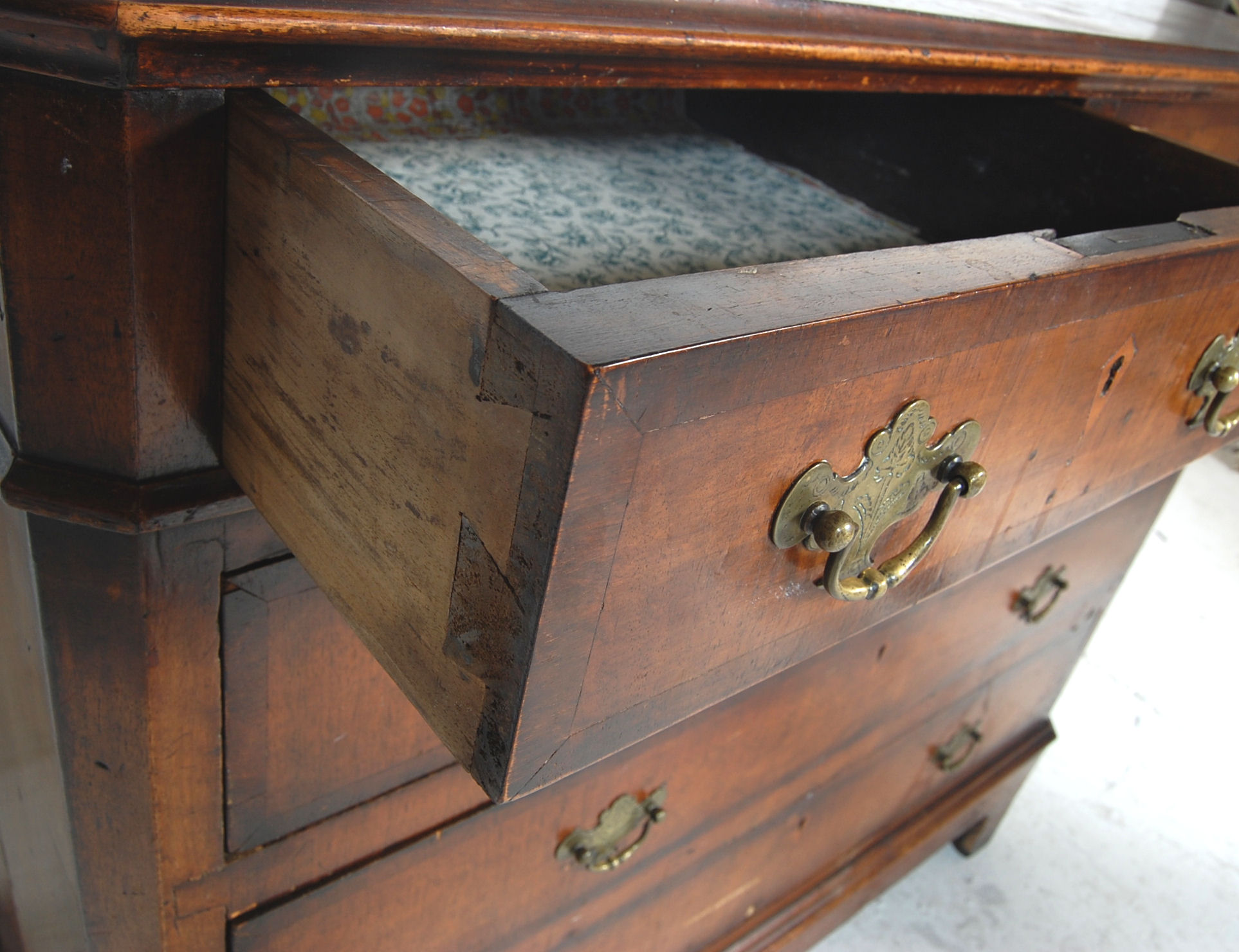 An early 19th century Georgian mahogany chest of drawers having two short drawers over three full - Image 4 of 5