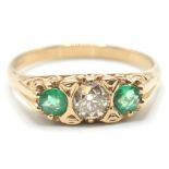 A STAMPED 375 9CT GOLD RING SET WITH A CENTRAL DIAMOND FLANKED BY TWO EMERALDS.