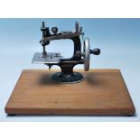A VINTAGE 1920’S USA SINGER MINIATURE SEWING MACHINE