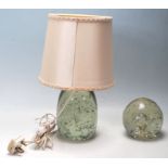 A VINTAGE RETRO 20TH CENTURY STUDIO ART GLASS TABLE / DESK LAMP