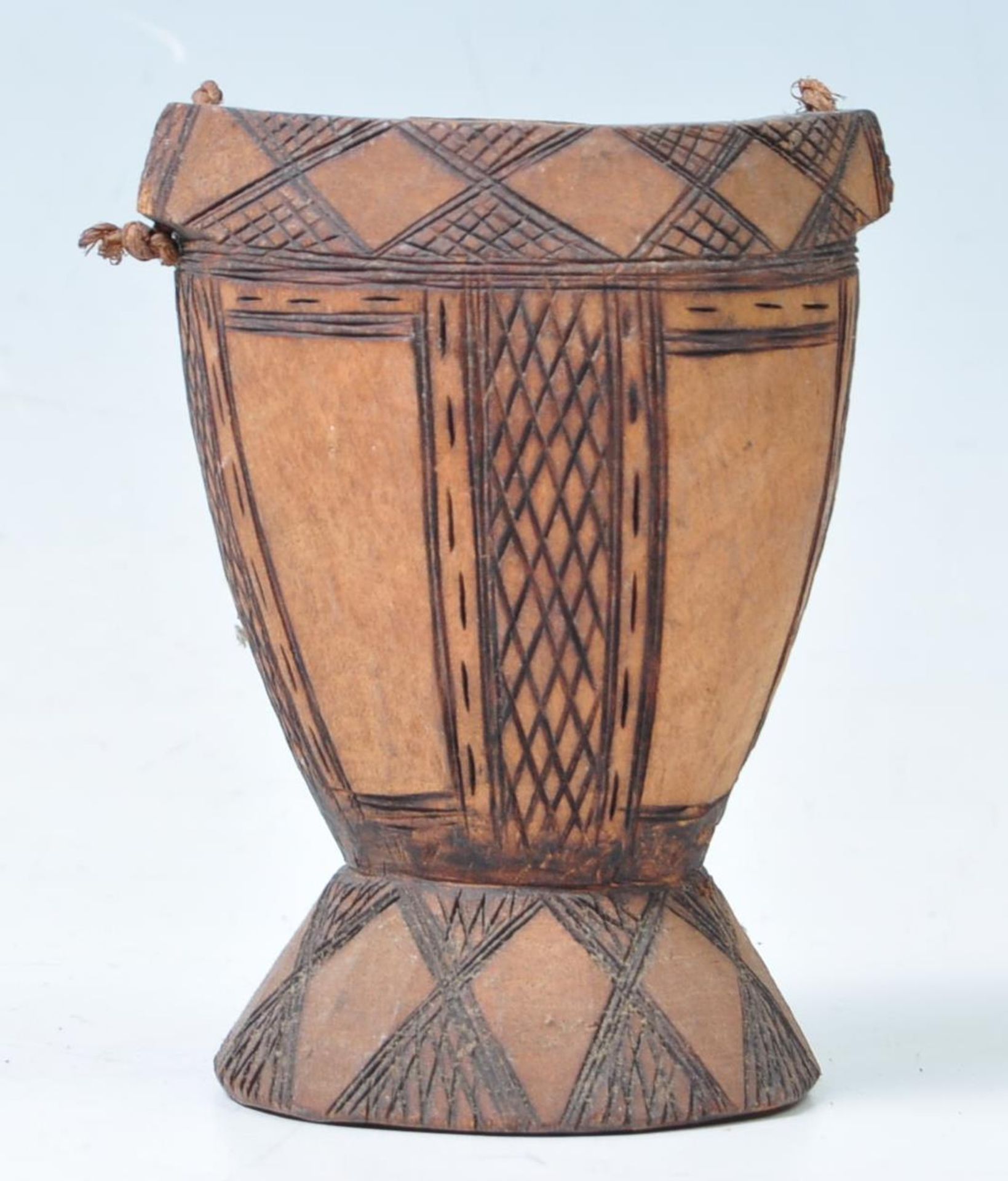 A large quantity of early 20th century mixed tribal wooden traditional items / ware to include, - Bild 61 aus 96