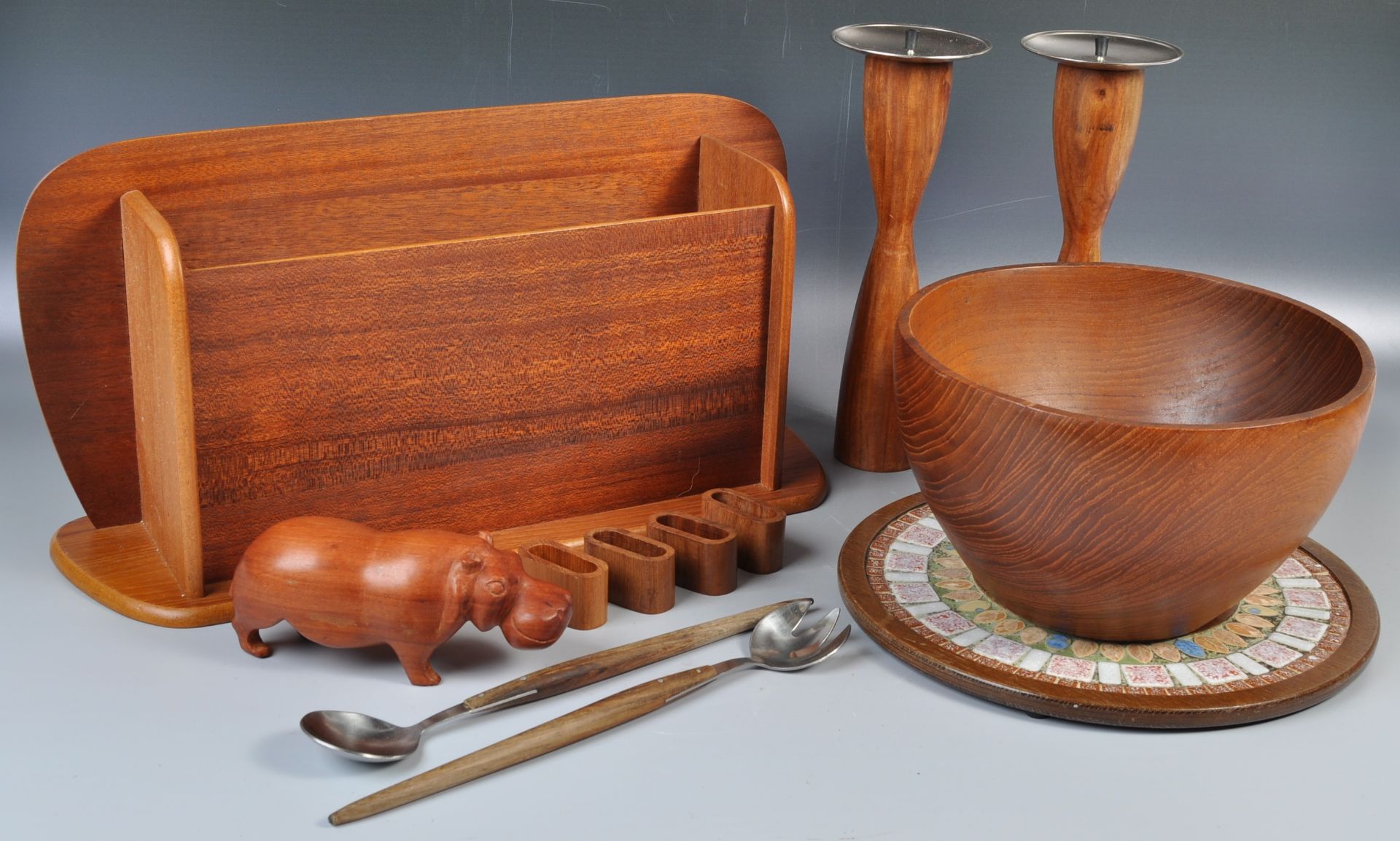 A GREAT COLLECTION OF ASSORTED RETRO TEAK ITEMS