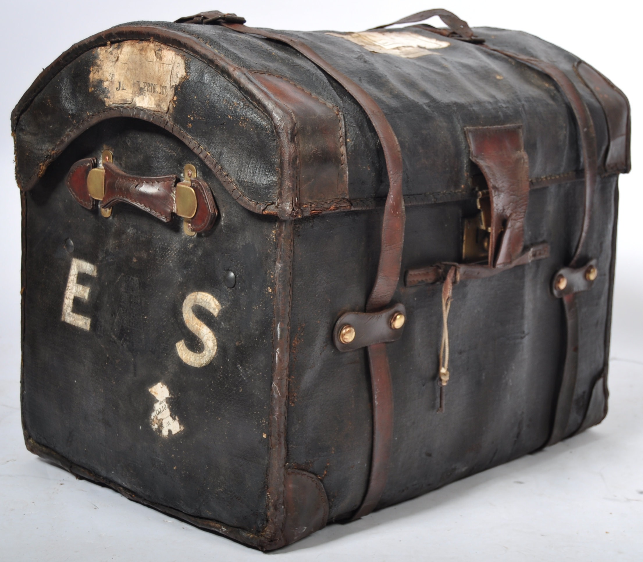 19TH CENTURY VICTORIAN CANVAS AND LEATHER DOMED TOP TRAVEL TRUNK - Image 7 of 7