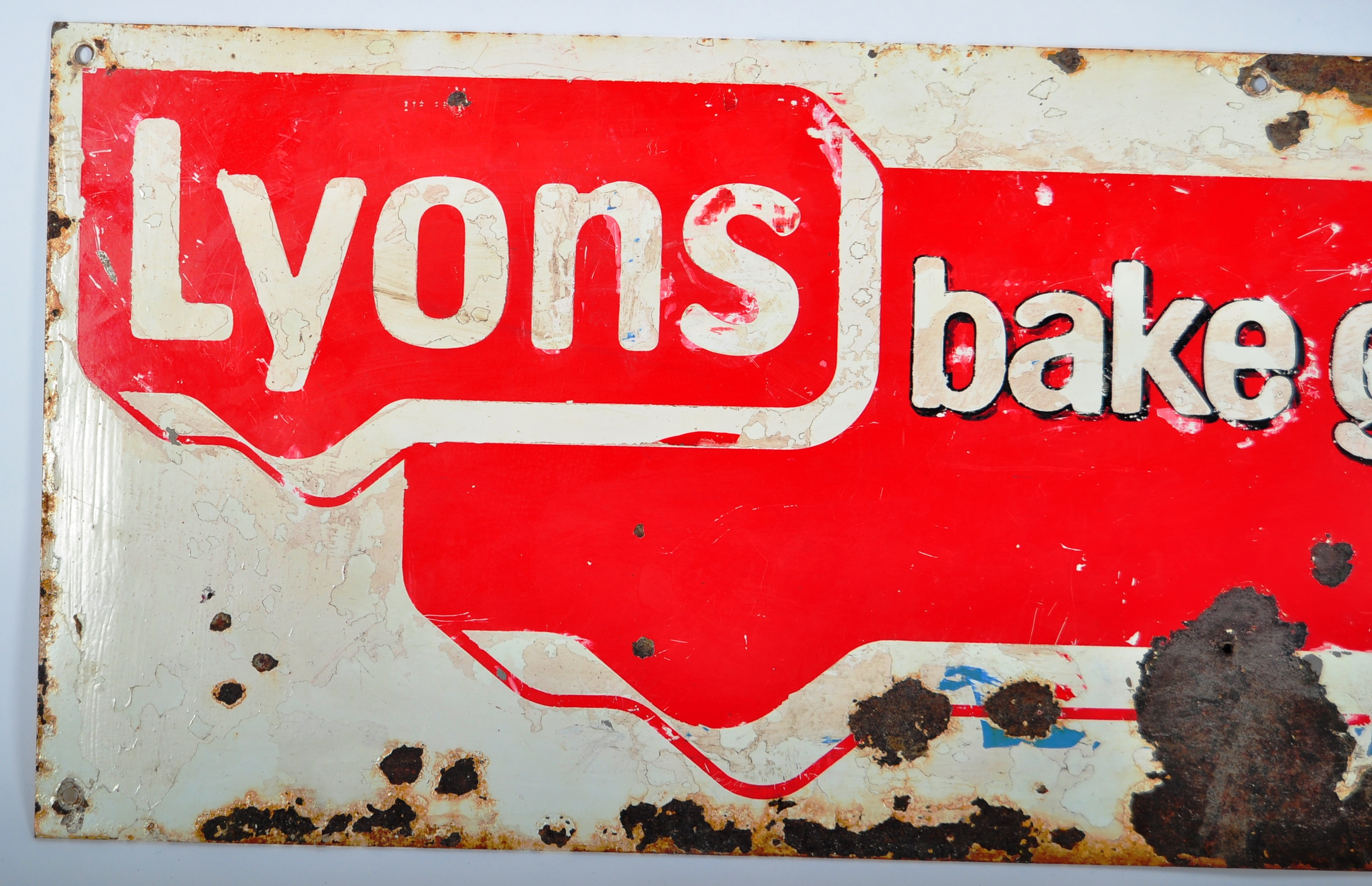 LYONS FAMILY CAKES ENAMELED ADVERTISING POINT OF SALE SIGN - Image 2 of 4