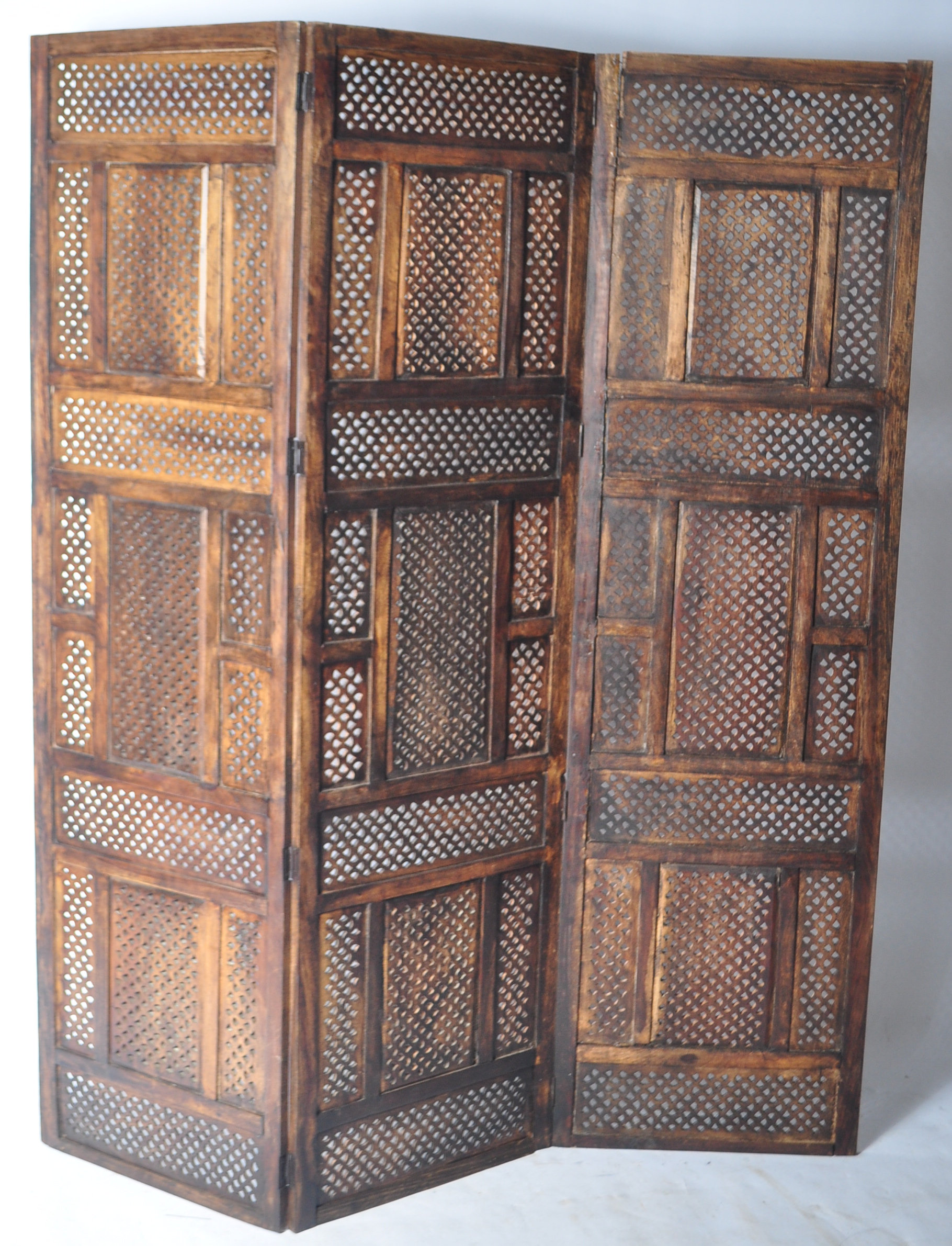 EARLY 20TH CENTURY INDIAN HARDWOOD THREE SECTION FOLDING SCREEN - Image 4 of 4