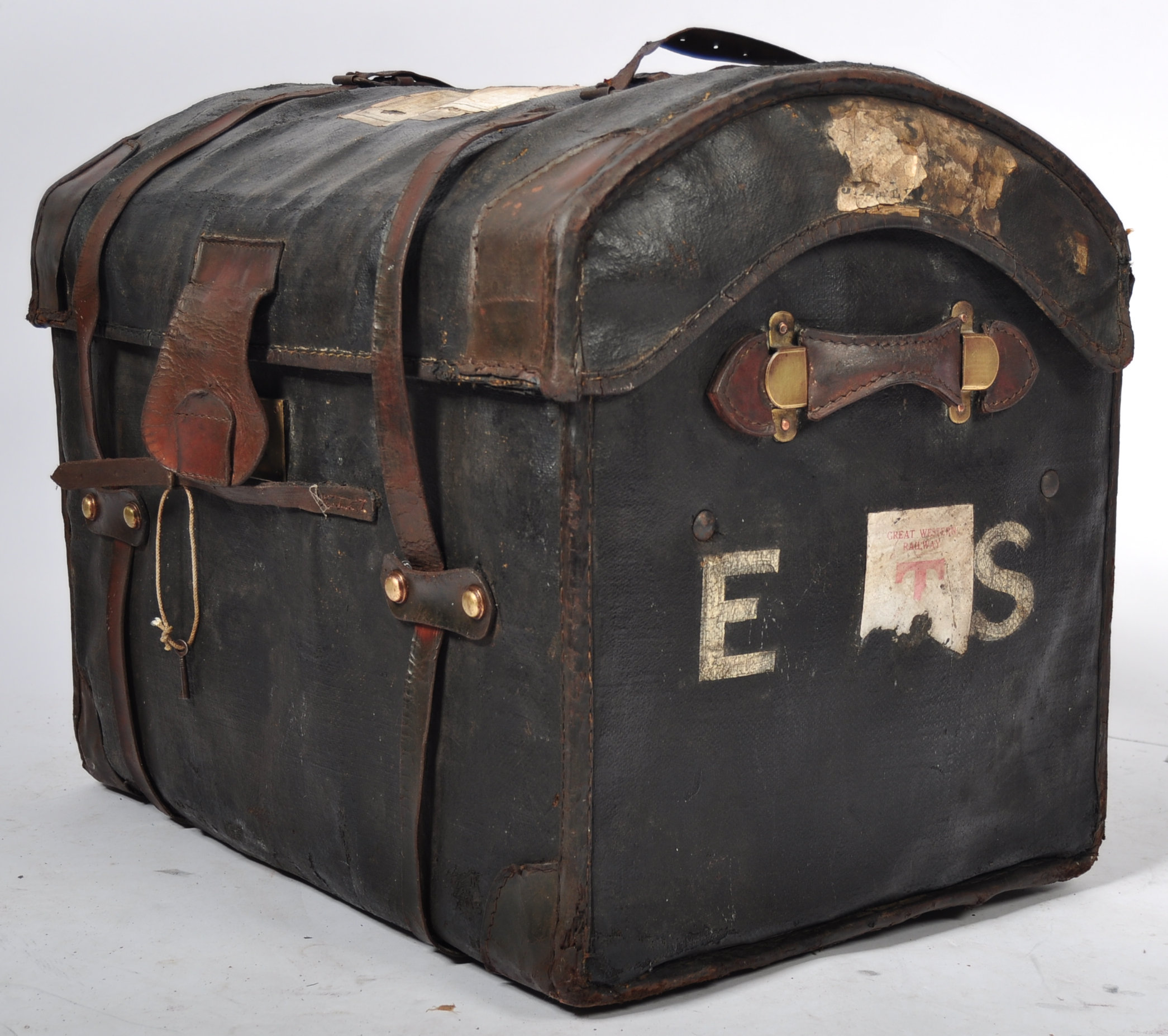 19TH CENTURY VICTORIAN CANVAS AND LEATHER DOMED TOP TRAVEL TRUNK - Image 4 of 7