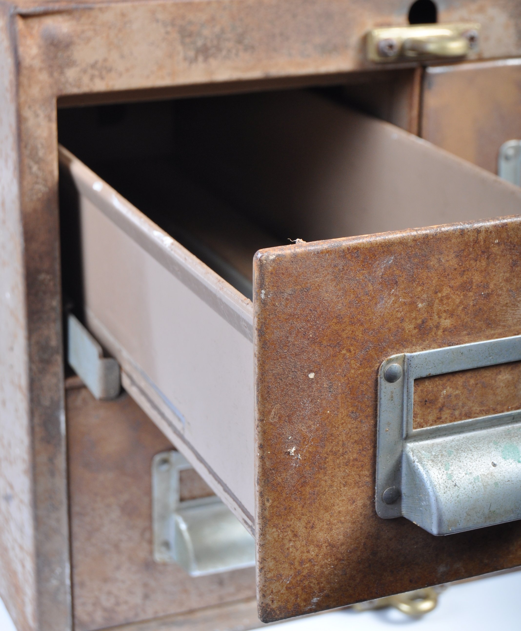 GOOD MID CENTURY INDUSTRIAL OFFICE METAL TABLE TOP FILING CABINET - Image 4 of 7