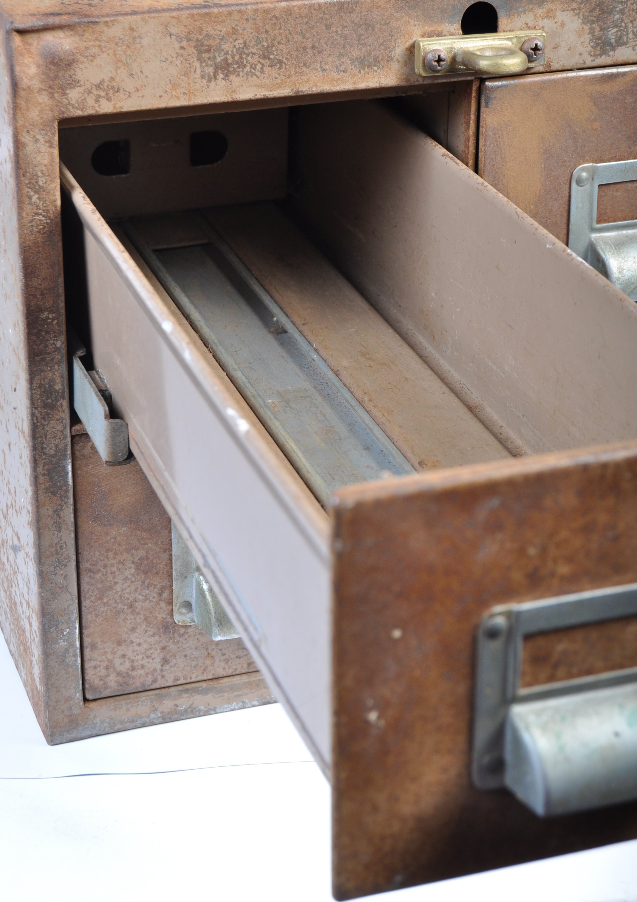 GOOD MID CENTURY INDUSTRIAL OFFICE METAL TABLE TOP FILING CABINET - Image 5 of 7