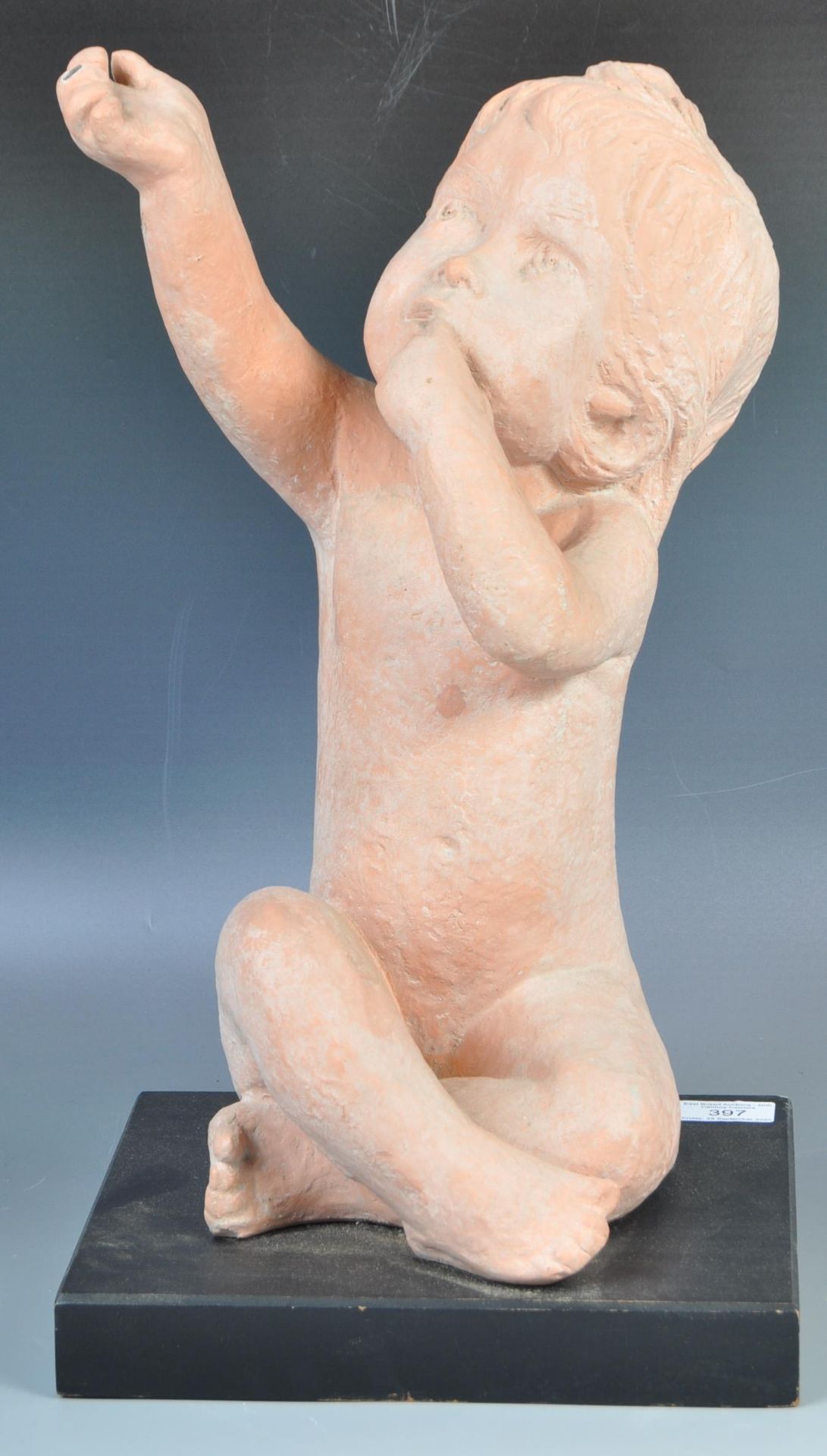 AMERICAN TERRACOTTA SCULPTURE OF A CHILD WITH HAND RAISED - Bild 2 aus 5