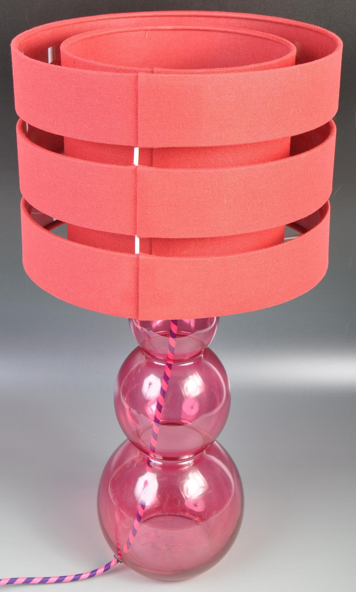 20TH CENTURY PINK GLASS TRIPLE GOURD TABLE LAMP LIGHT WITH SHADE - Image 2 of 5