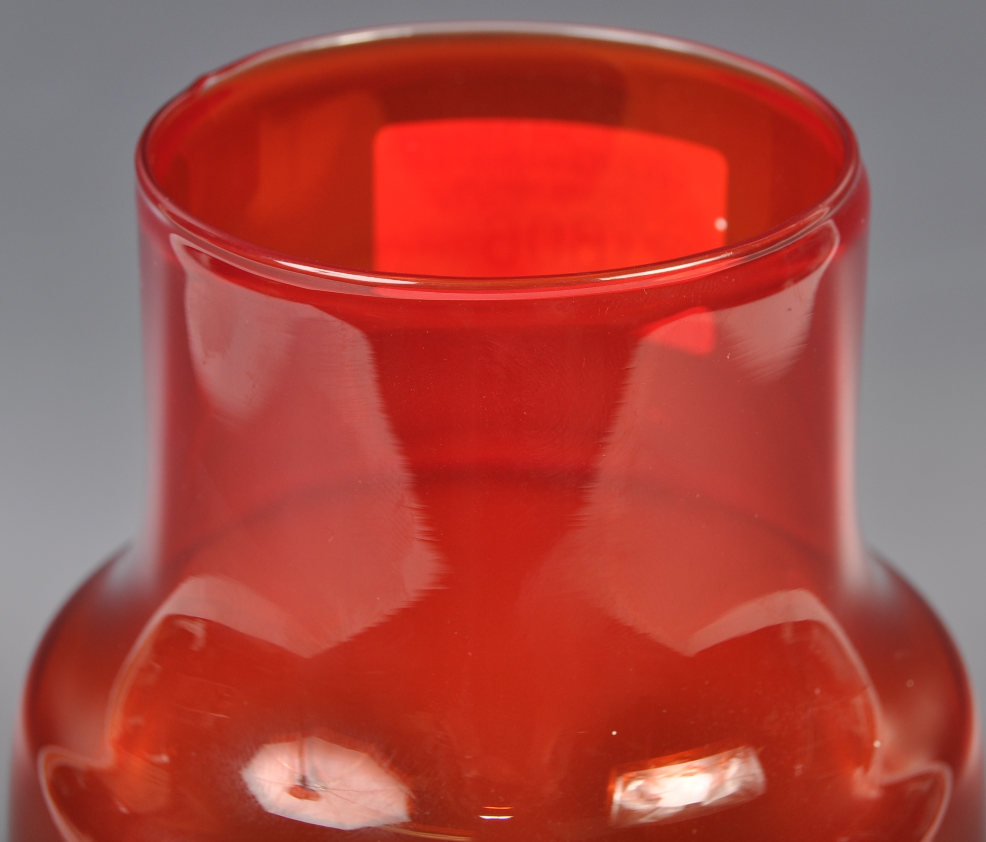 TAMARA ALADIN RIIHIMAKI GLASS VASE IN RUBY RED - Image 2 of 3