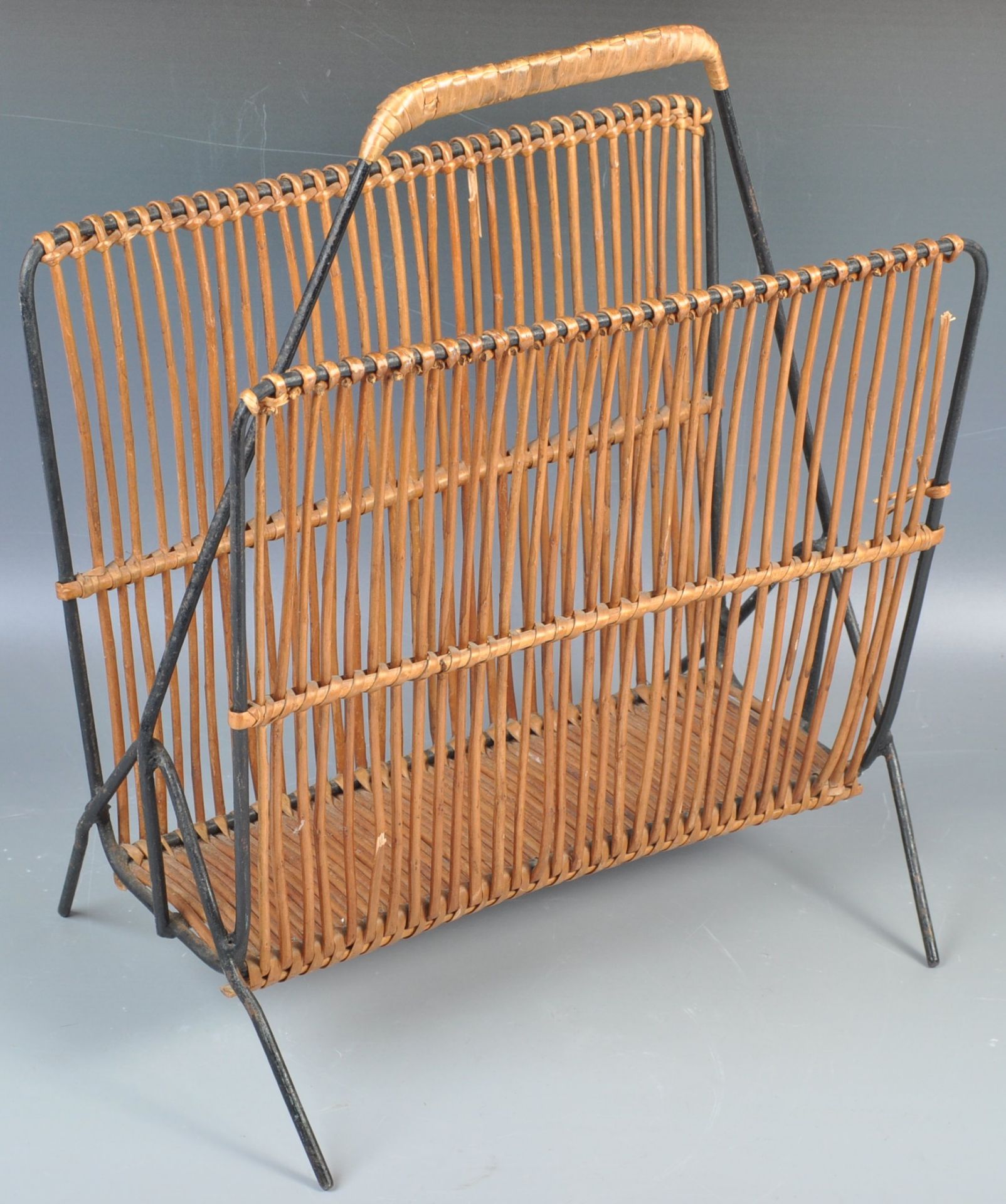 MID CENTURY RETRO VINTAGE WICKER AND TUBULAR METAL MAGAZINE RACK - Bild 2 aus 5