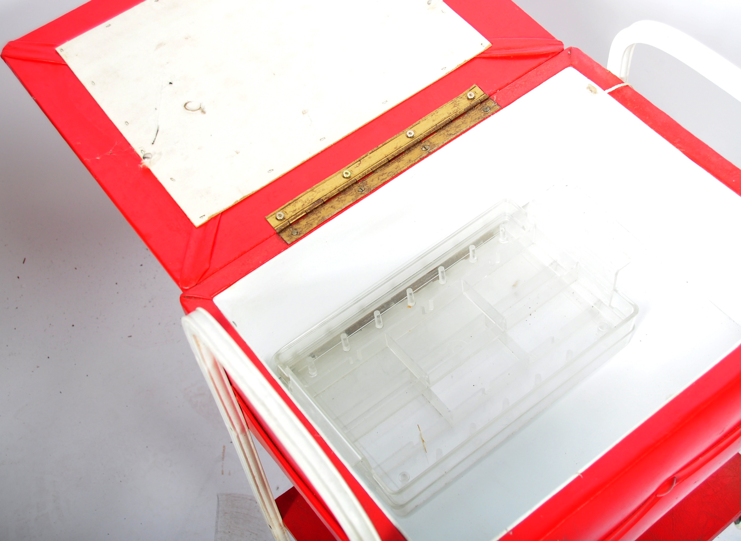 RETRO VINTAGE EUROPEAN RED & WHITE VINYL SEWING BOX - Image 4 of 5