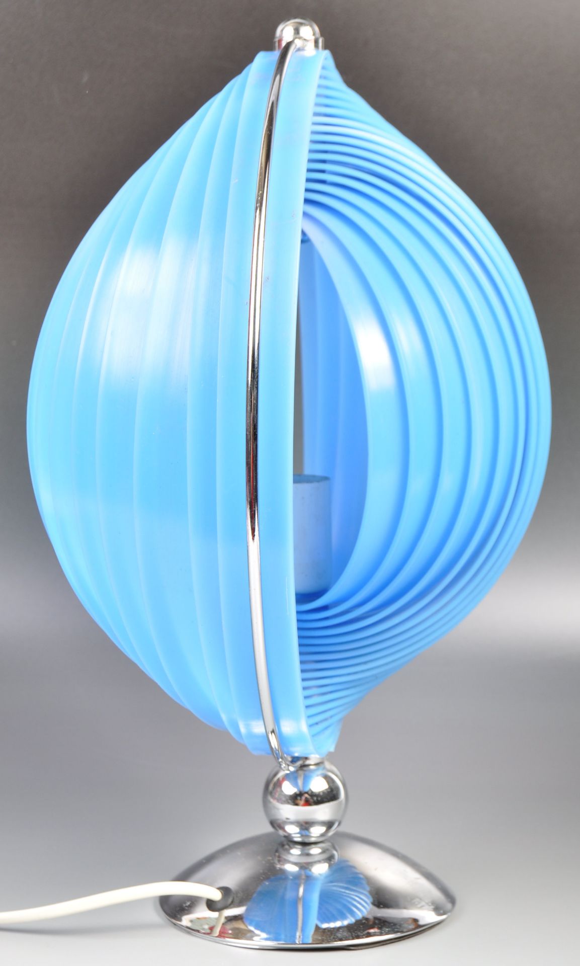 VERNER PANTON FOR LOUIS POULSEN MOON LAMP LIGHT HAVING A BLUE ARTICULATED SHADE - Bild 2 aus 5