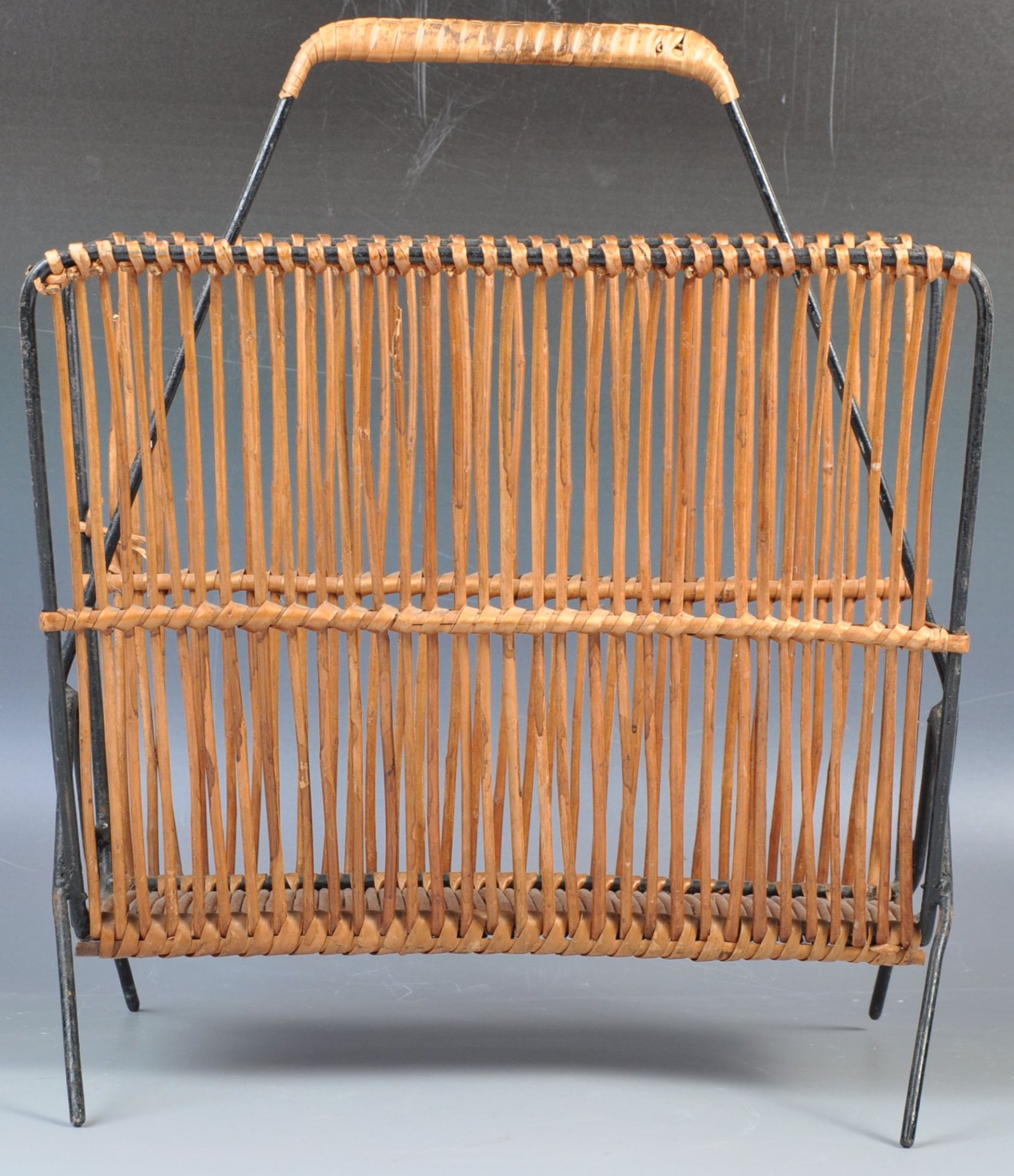 MID CENTURY RETRO VINTAGE WICKER AND TUBULAR METAL MAGAZINE RACK - Bild 4 aus 5