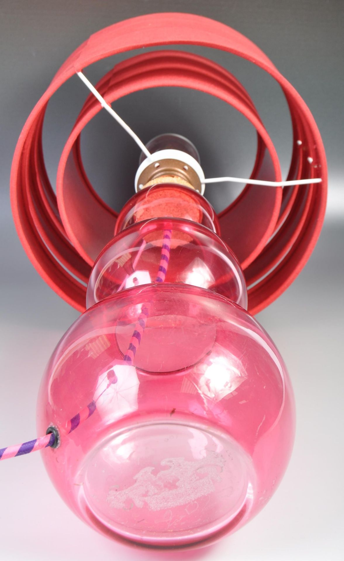 20TH CENTURY PINK GLASS TRIPLE GOURD TABLE LAMP LIGHT WITH SHADE - Image 5 of 5