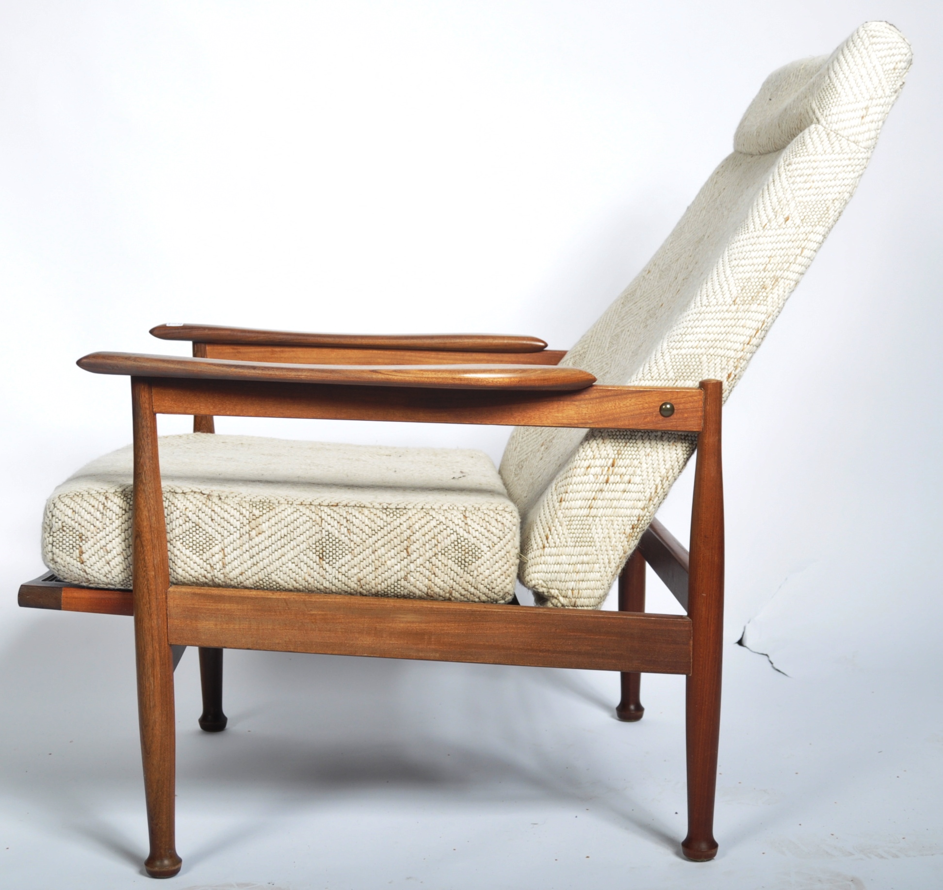 MATCHING PAIR OF TEAK FRAMED RECLINING LOW EASY ARMCHAIRS BY GREAVES AND THOMAS - Image 4 of 7