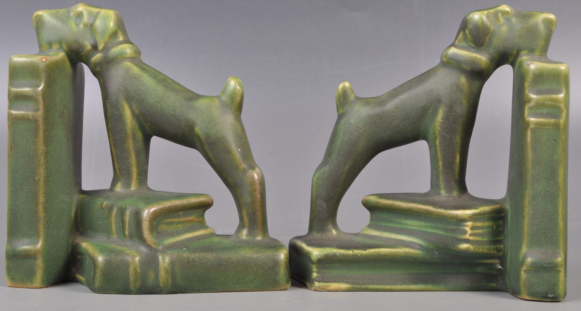 PAIR OF EARLY 20TH CENTURY ART DECO CERAMIC DOG BOOKENDS - Bild 3 aus 5