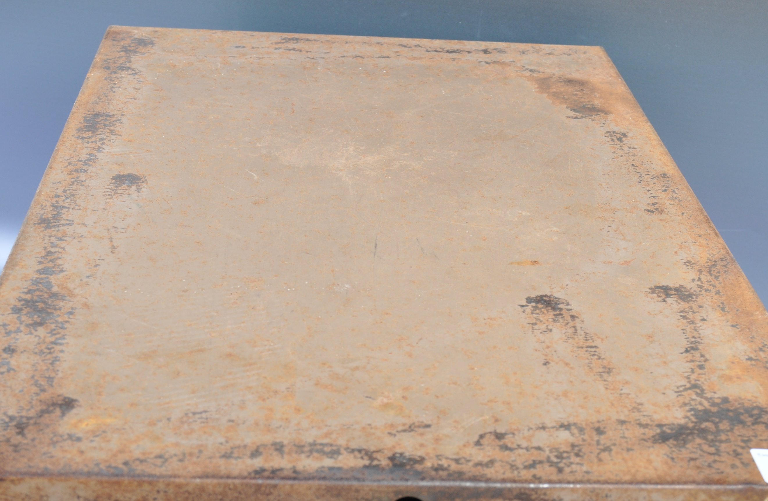 GOOD MID CENTURY INDUSTRIAL OFFICE METAL TABLE TOP FILING CABINET - Image 3 of 7