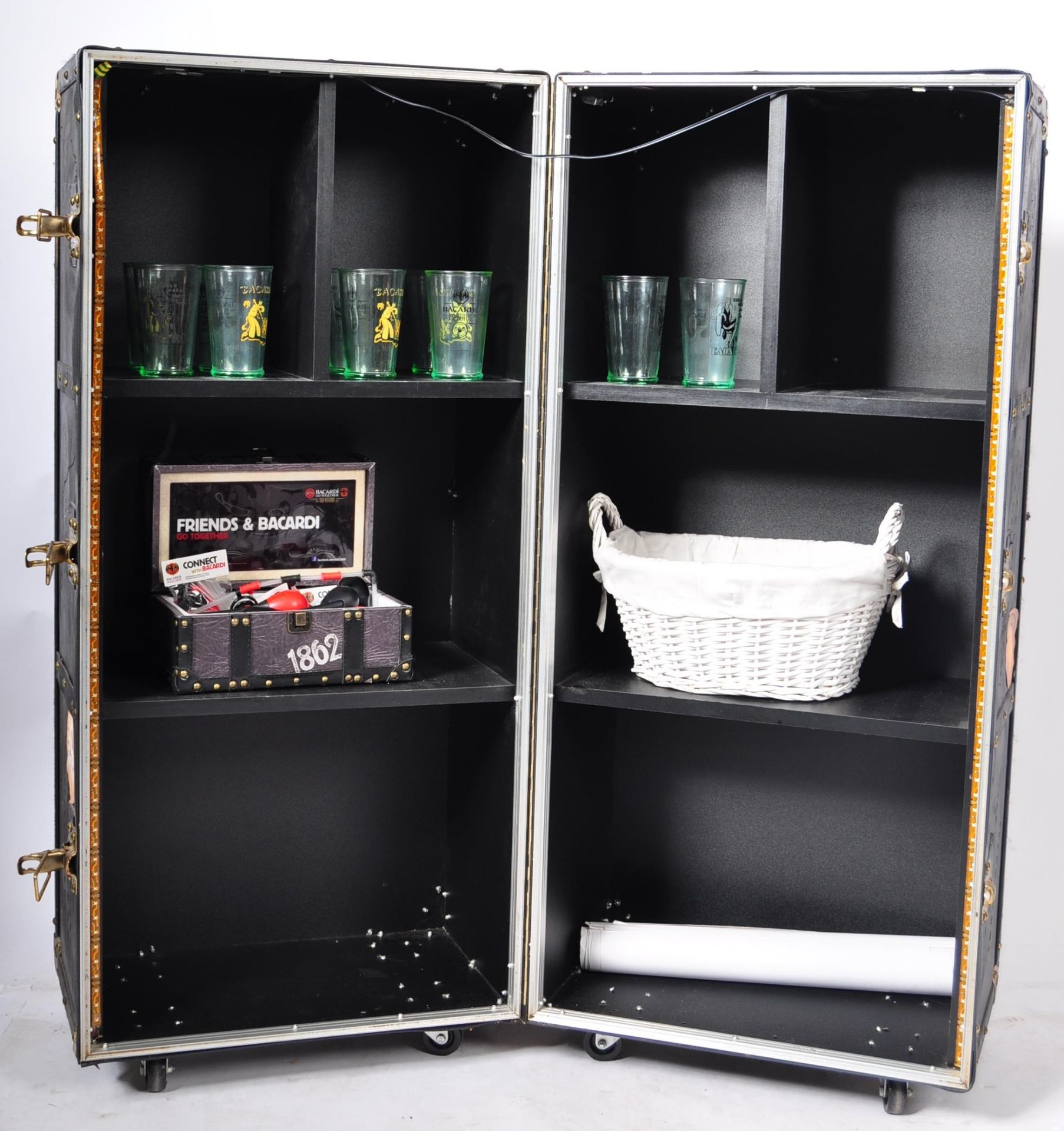 FANTASTIC PROMOTIONAL BACARDI TRAVEL TRUNK BAR / COCKTAIL CABINET - Bild 6 aus 15