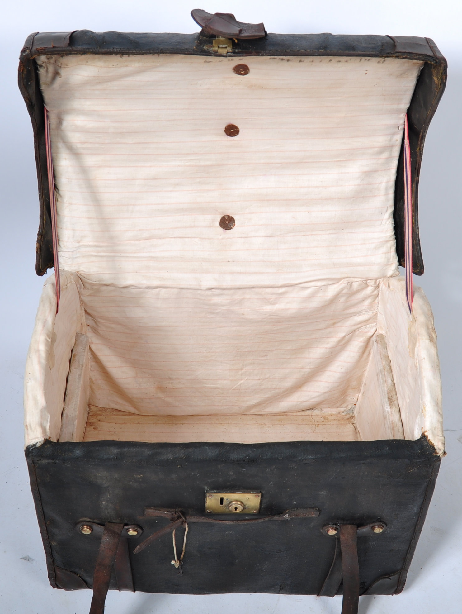 19TH CENTURY VICTORIAN CANVAS AND LEATHER DOMED TOP TRAVEL TRUNK - Image 6 of 7