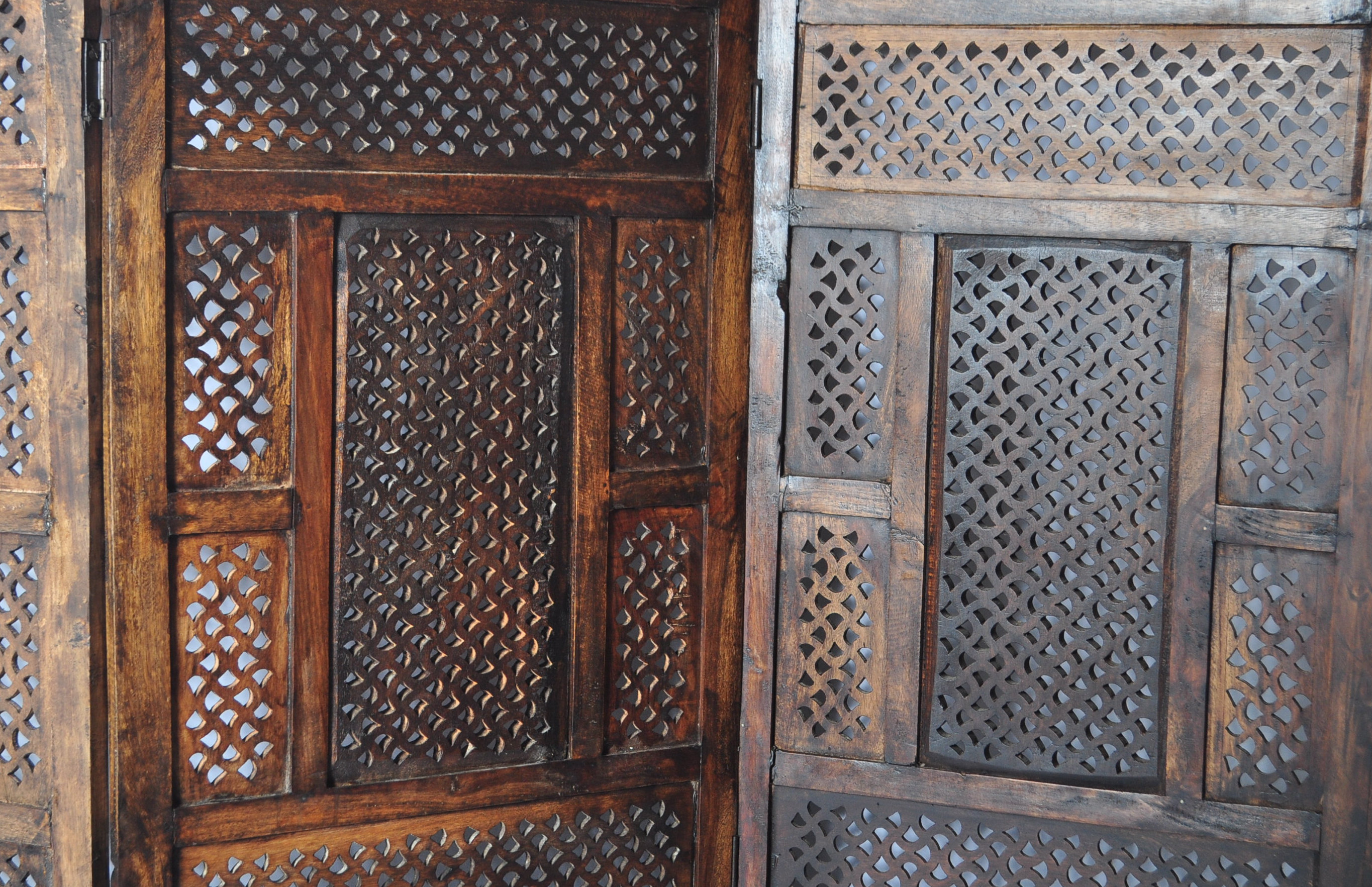 EARLY 20TH CENTURY INDIAN HARDWOOD THREE SECTION FOLDING SCREEN - Image 3 of 4