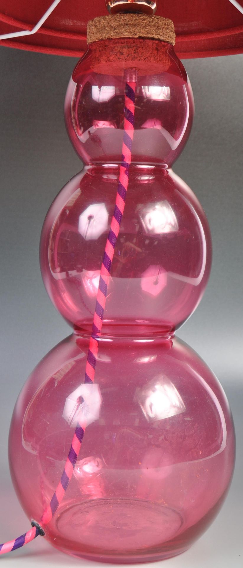 20TH CENTURY PINK GLASS TRIPLE GOURD TABLE LAMP LIGHT WITH SHADE - Image 3 of 5