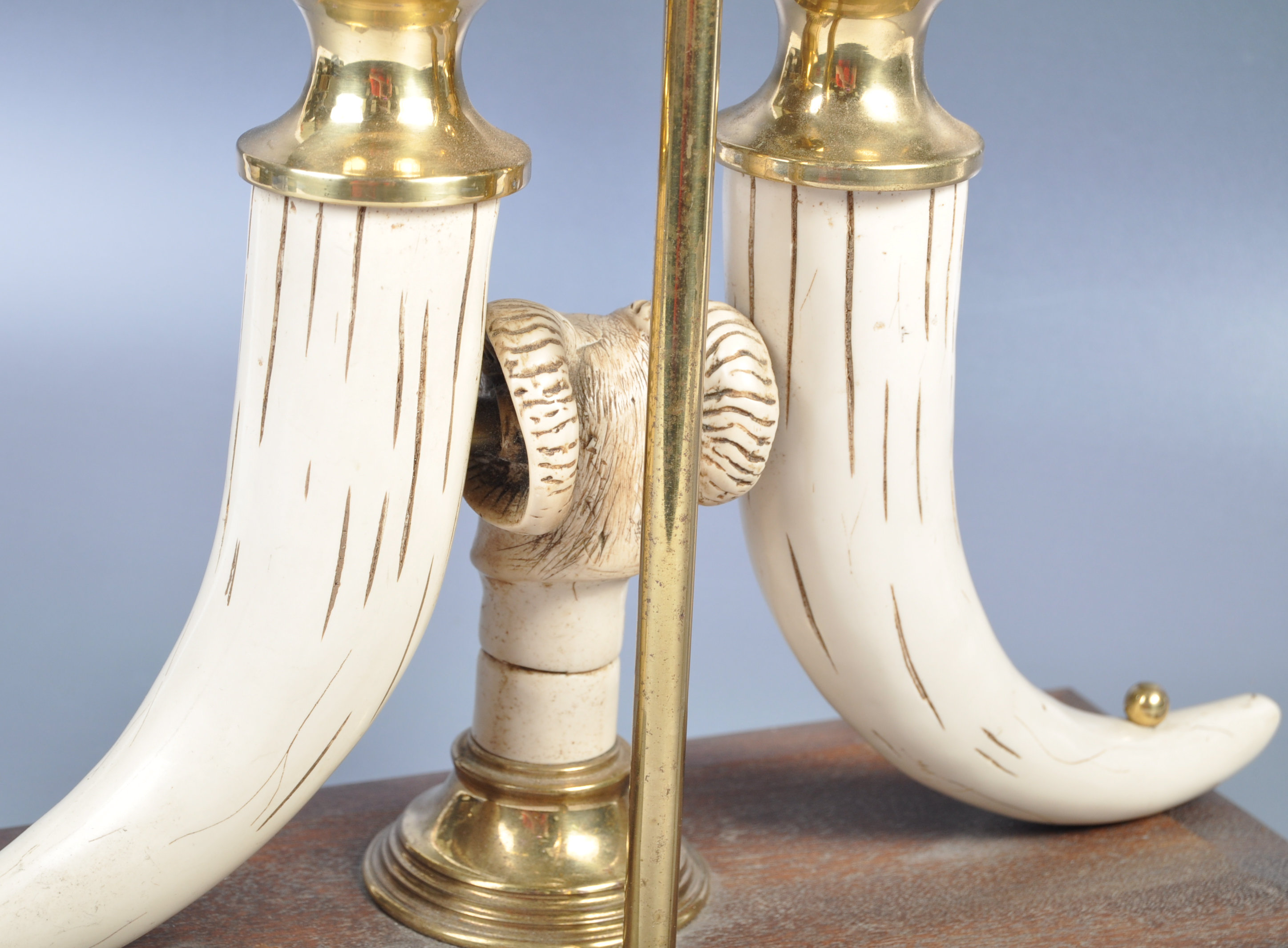 DECORATIVE VINTAGE RAMS HEAD AND HORNS TWIN TABLE LAMP LIGHT - Image 6 of 6