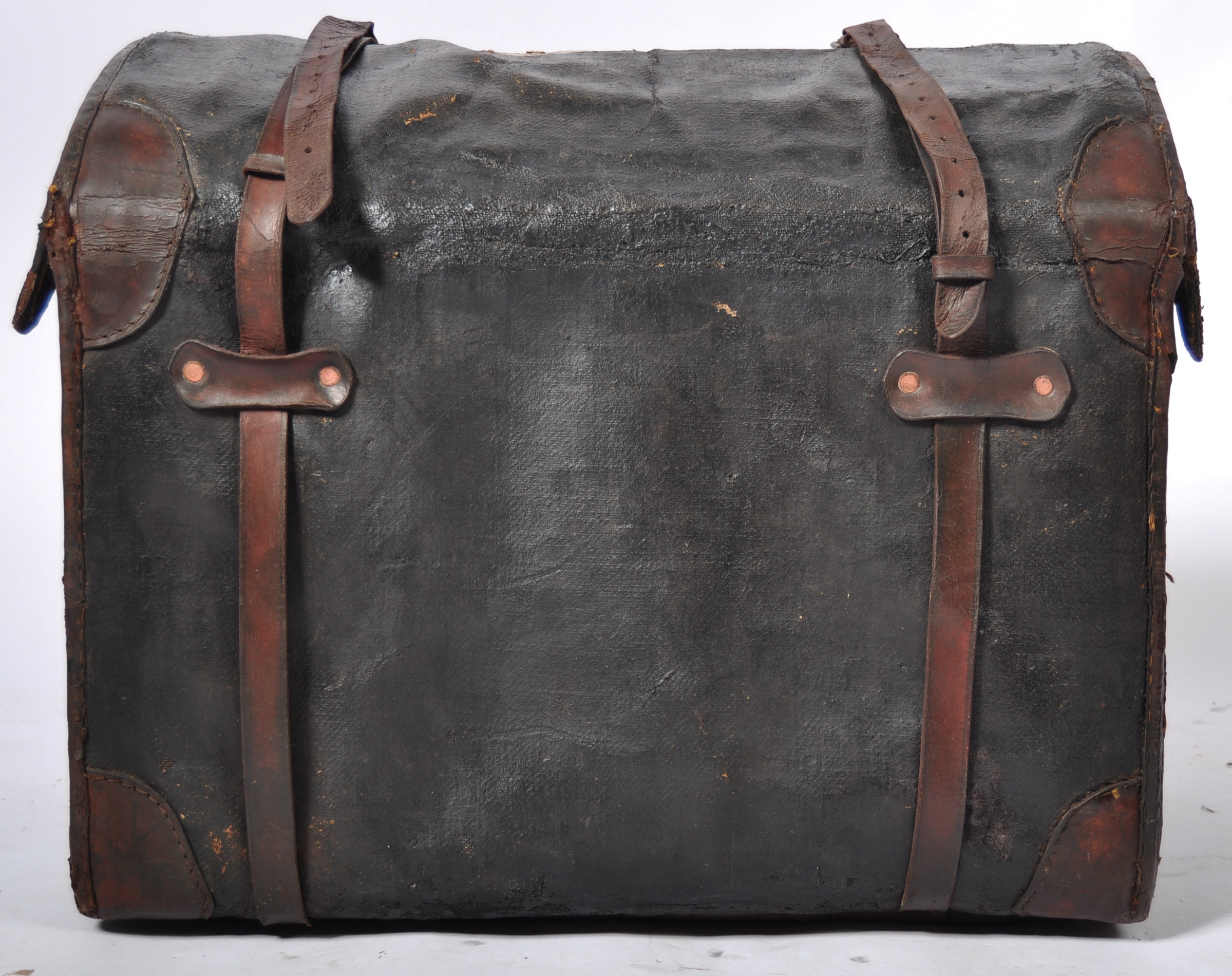 19TH CENTURY VICTORIAN CANVAS AND LEATHER DOMED TOP TRAVEL TRUNK - Image 5 of 7