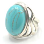 A STAMPED 925 SILVER AND TURQUOISE DRESS RING.