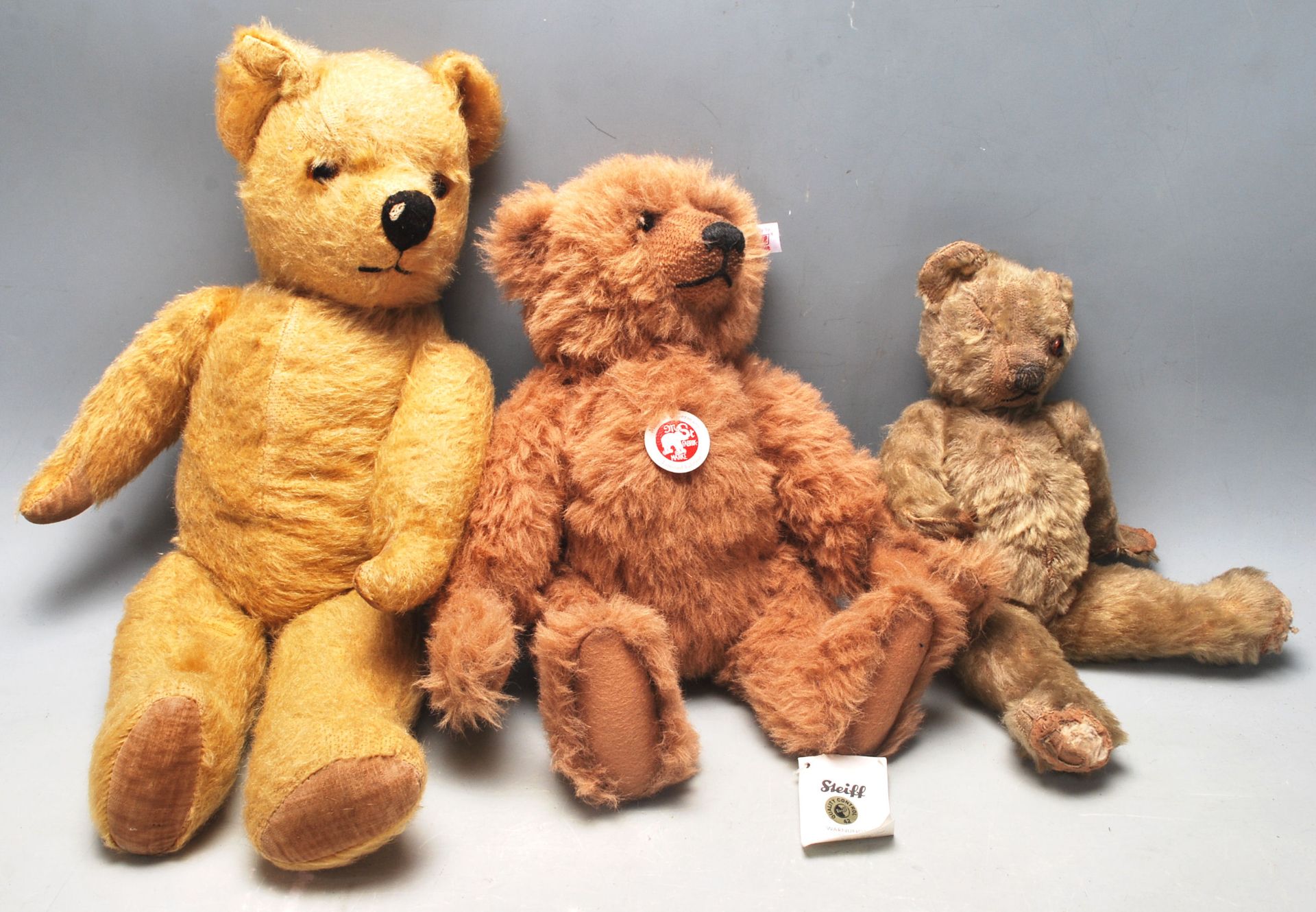 THREE RETRO 20TH CENTURY STUFFED TEDDY BEARS - SOFT TOYS