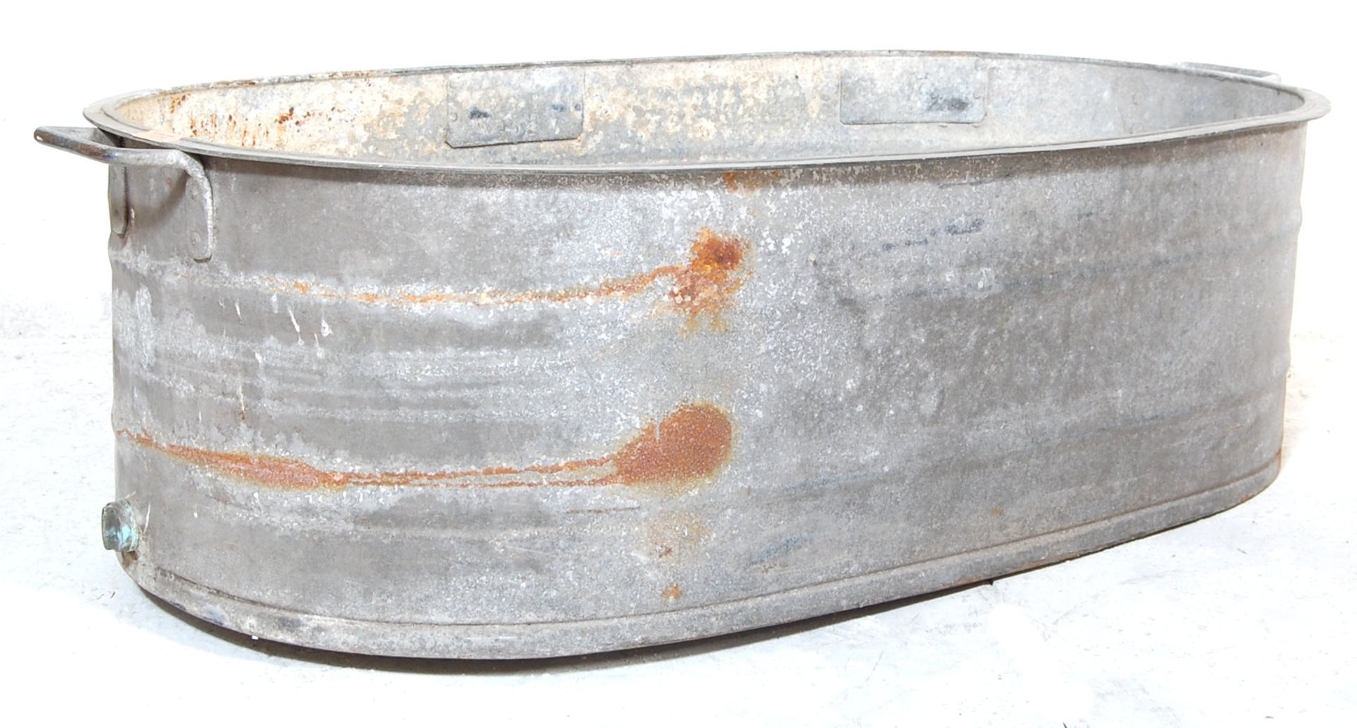 A RETRO 20TH CENTURY RECLAMATION YARD GALVANISED BATH