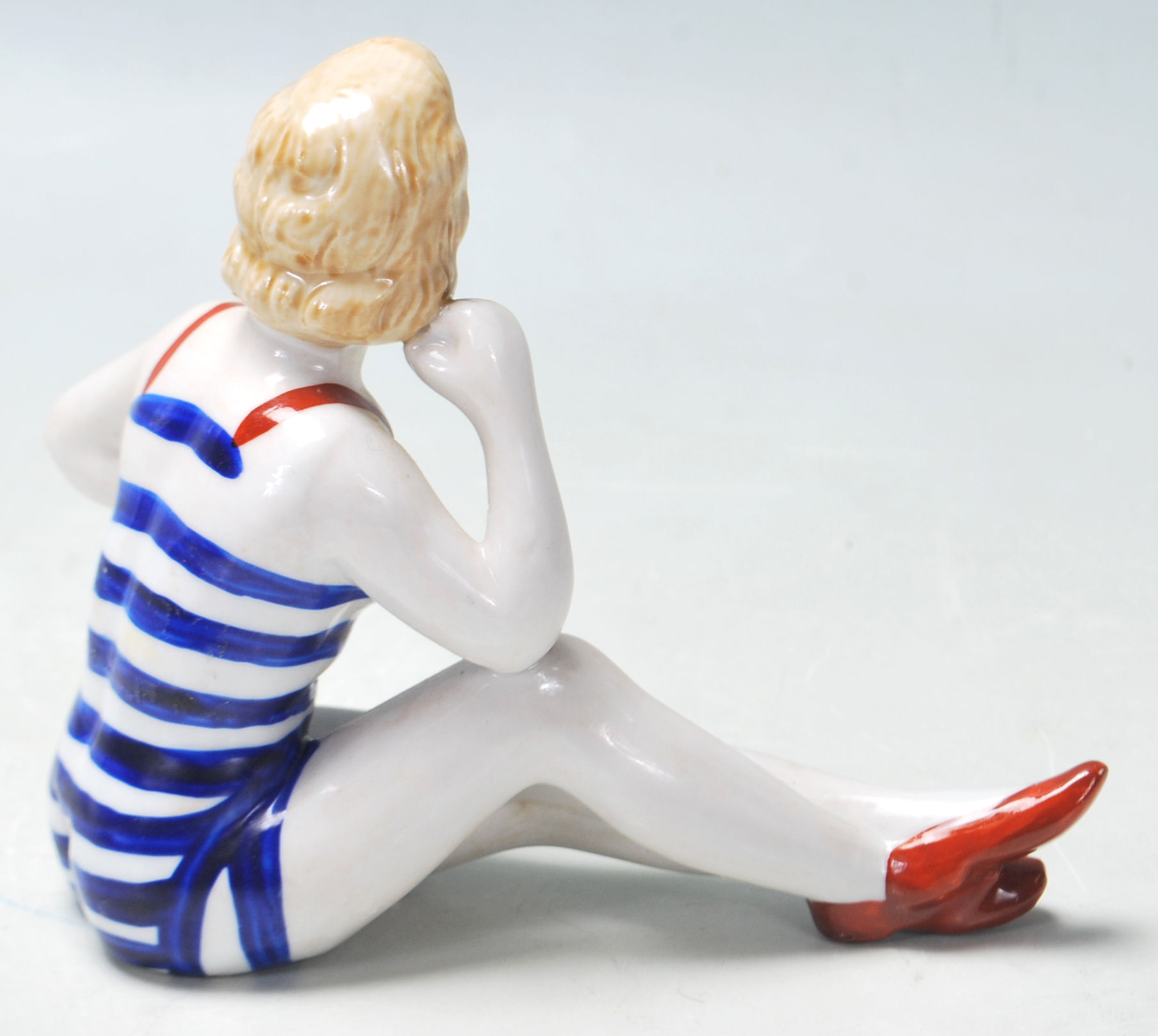 A 20TH CENTURY RETRO CERAMIC FIGURE OF A 1940'S PIN UP MODEL. - Image 3 of 7