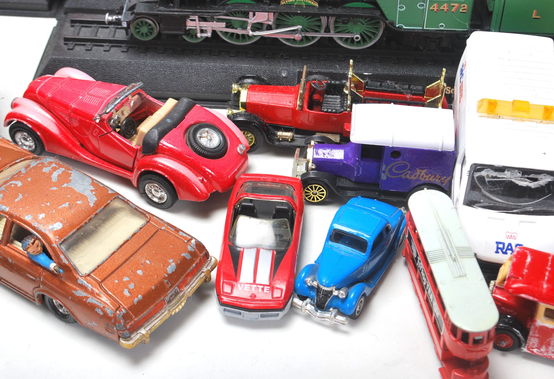 COLLECTION OF DIE CAST TOY CARS AND MODEL TRAINS - Bild 6 aus 10