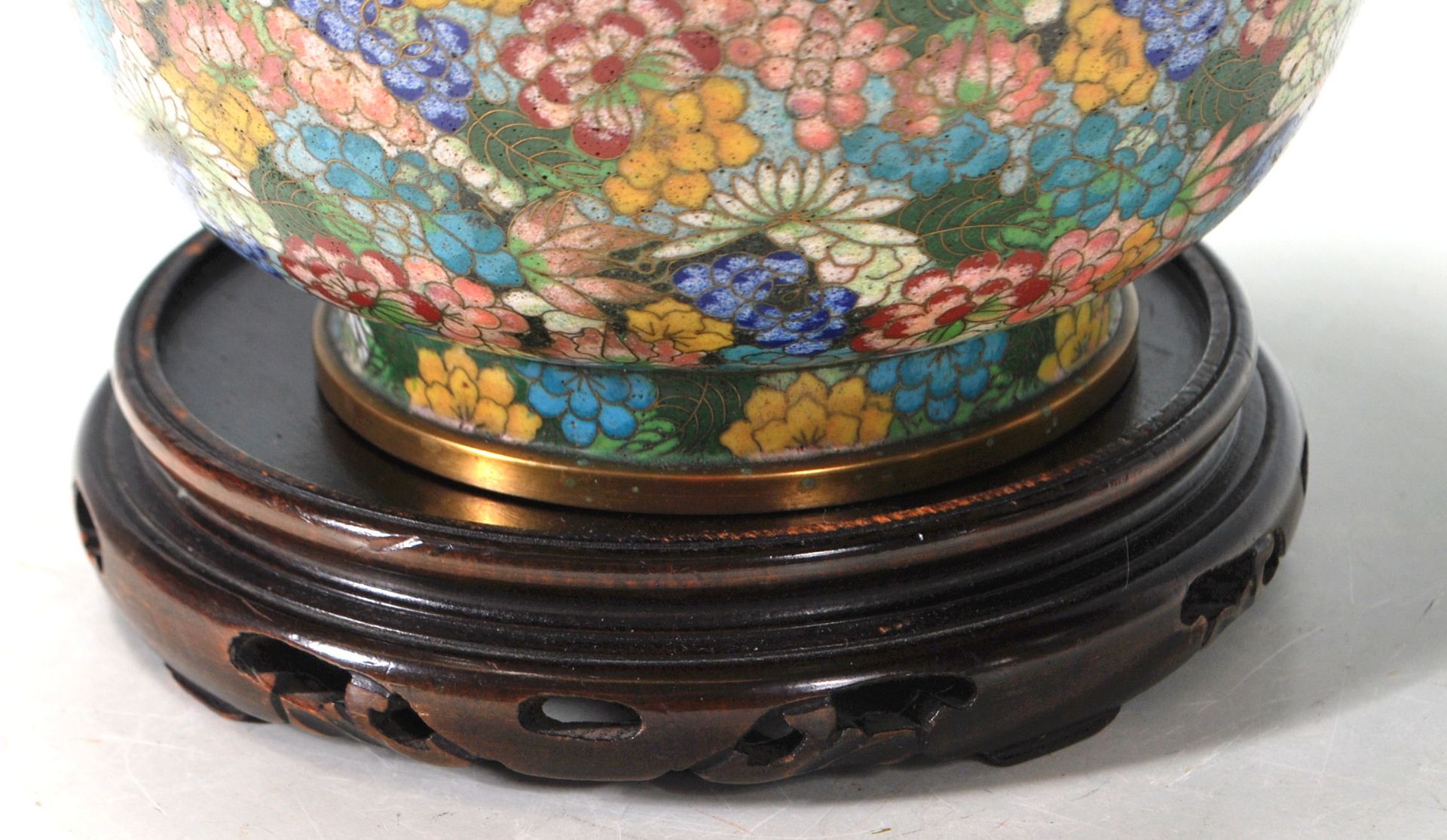 CHINESE CLOISONNE ENAMEL AND BRASS GU VASE - Bild 6 aus 9